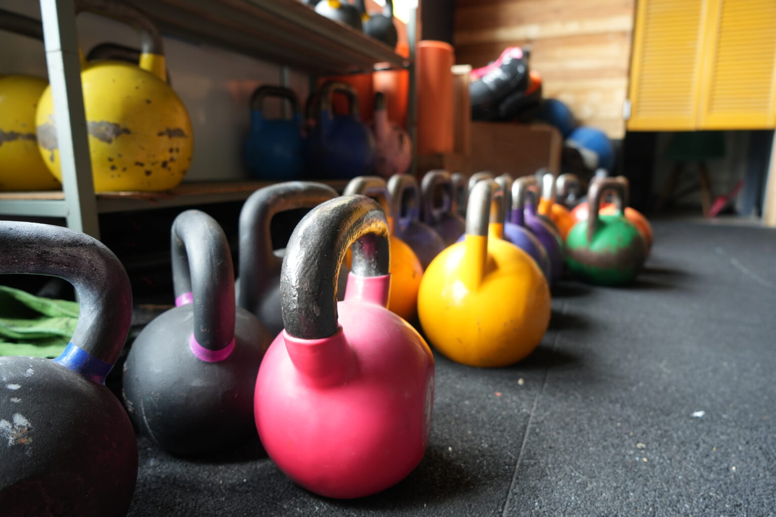 Le matériel du studio : des kettlebells hautes en couleur